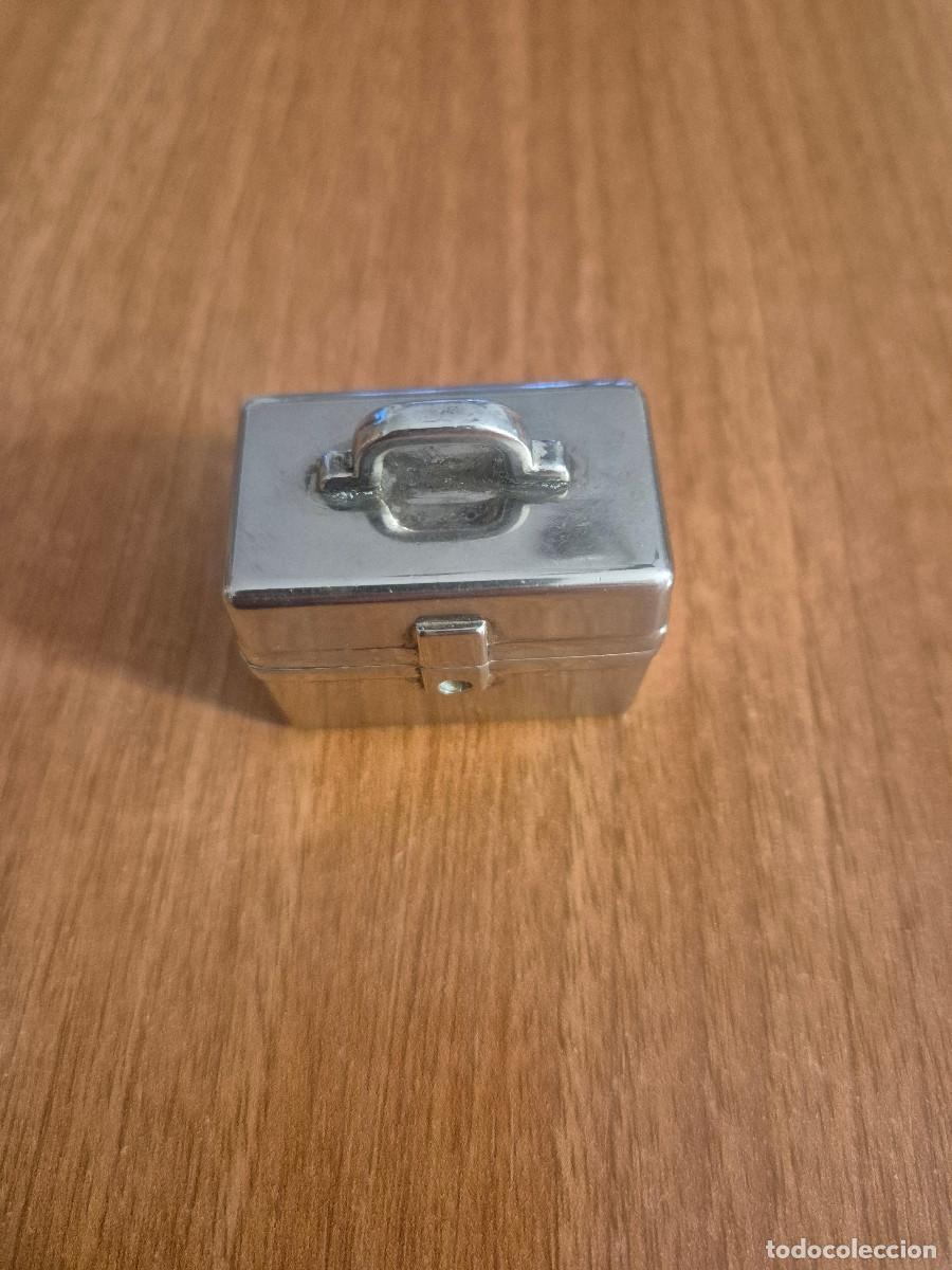 Cajas y cajitas met&aacute;licas: PEQUE&Ntilde;A CAJITA DE FORMA DE MALETIN PASTILLERO.