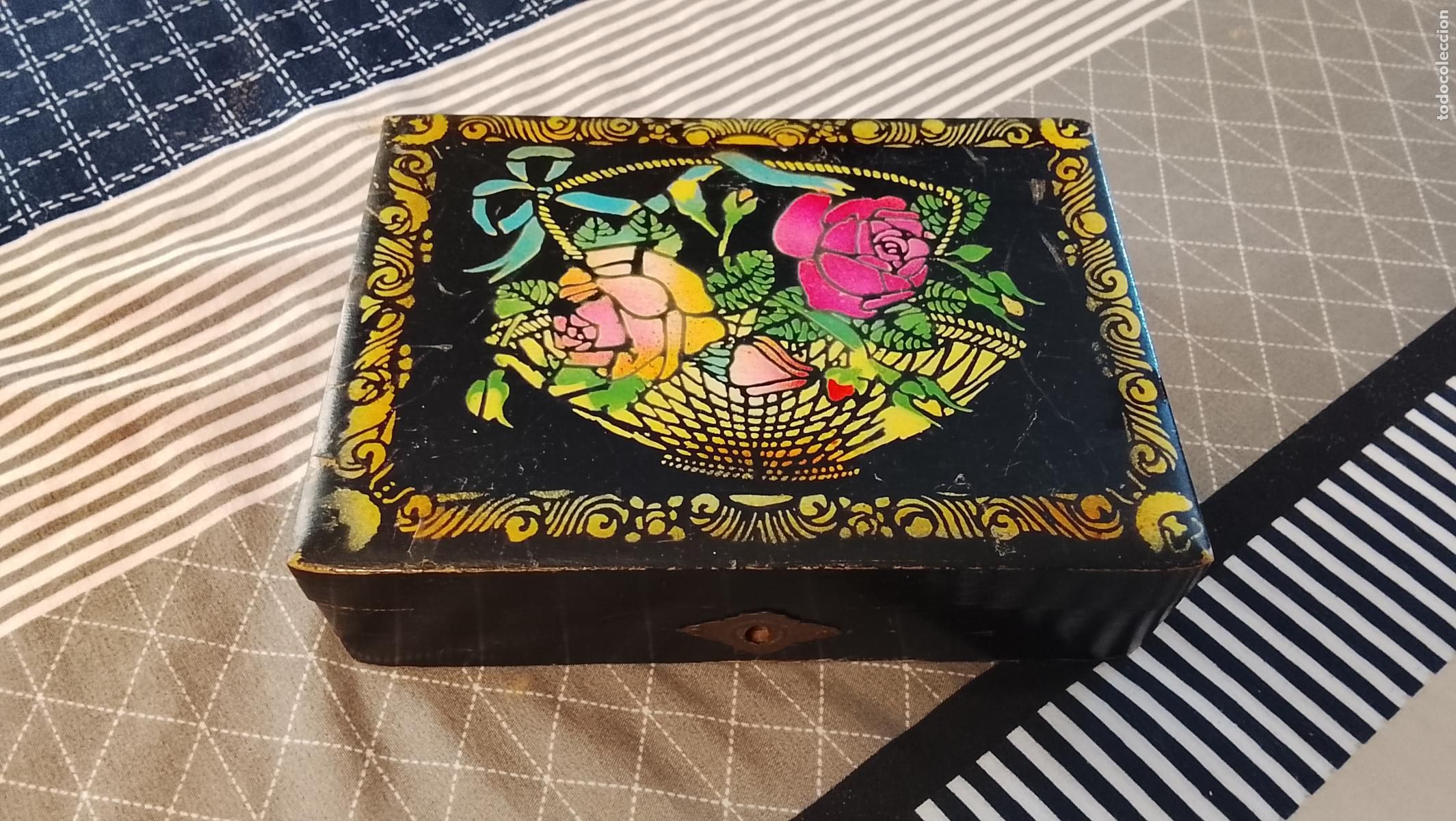 Cajas y cajitas met&aacute;licas: Caja de madera antigua con motivo floral en la tapa y espejo en el interior. Marca La Estrella