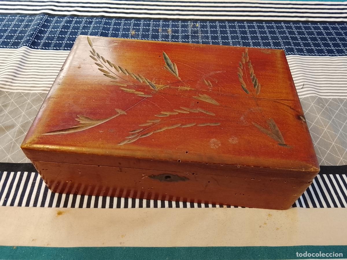 Cajas y cajitas met&aacute;licas: Caja de madera antigua tallada 28x19x9 cm aproximados , ver fotos firma del grabador