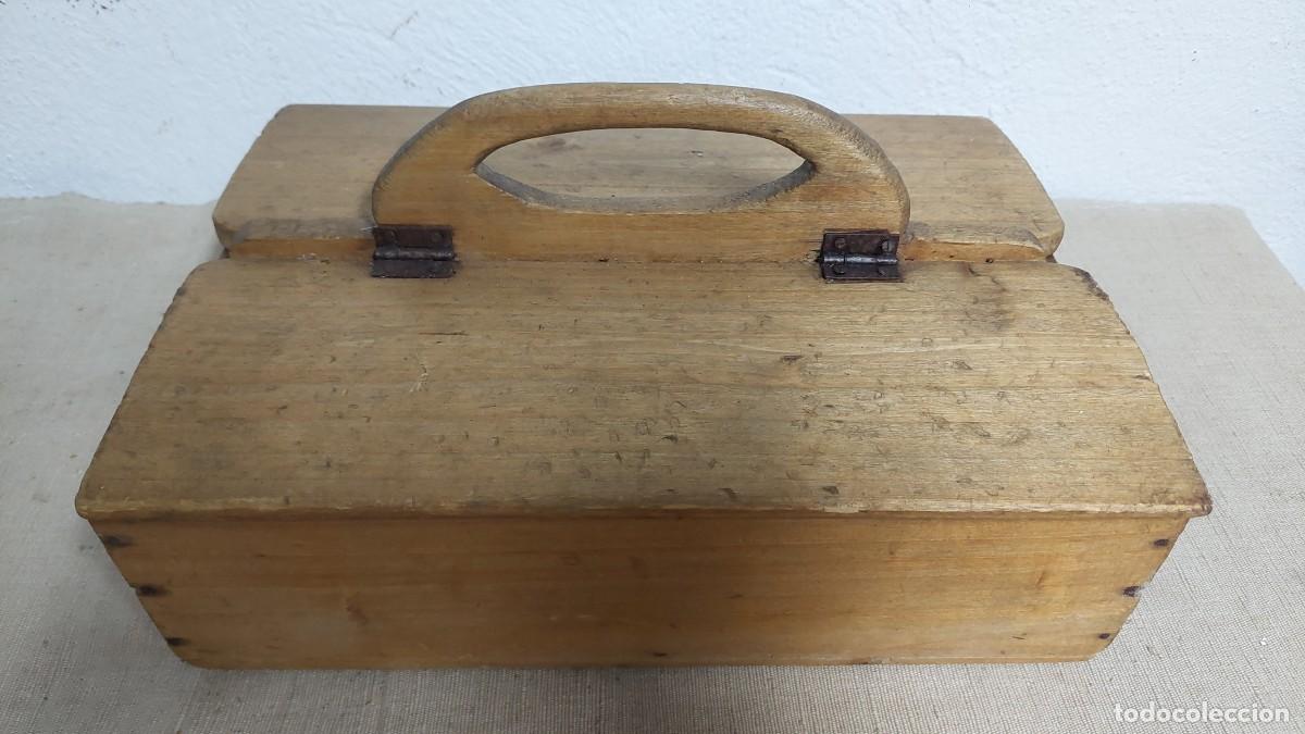 Cajas y cajitas met&aacute;licas: Antigua caja de herramientas con solapa de madera