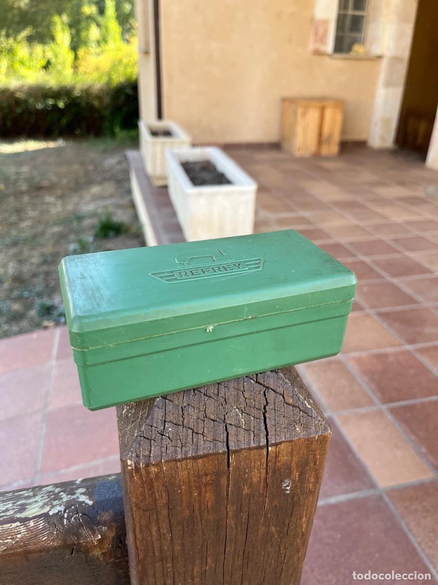 Cajas y cajitas met&aacute;licas: Ref rey, caja m&aacute;quina de coser, con utensilios