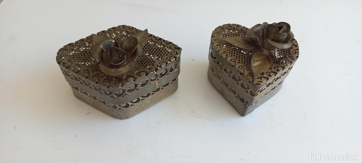 Cajas y cajitas met&aacute;licas: 2 cajas joyero o pastillerosde metal perforado, con patr&oacute;n de rejilla o filigrana y rosa en relieve