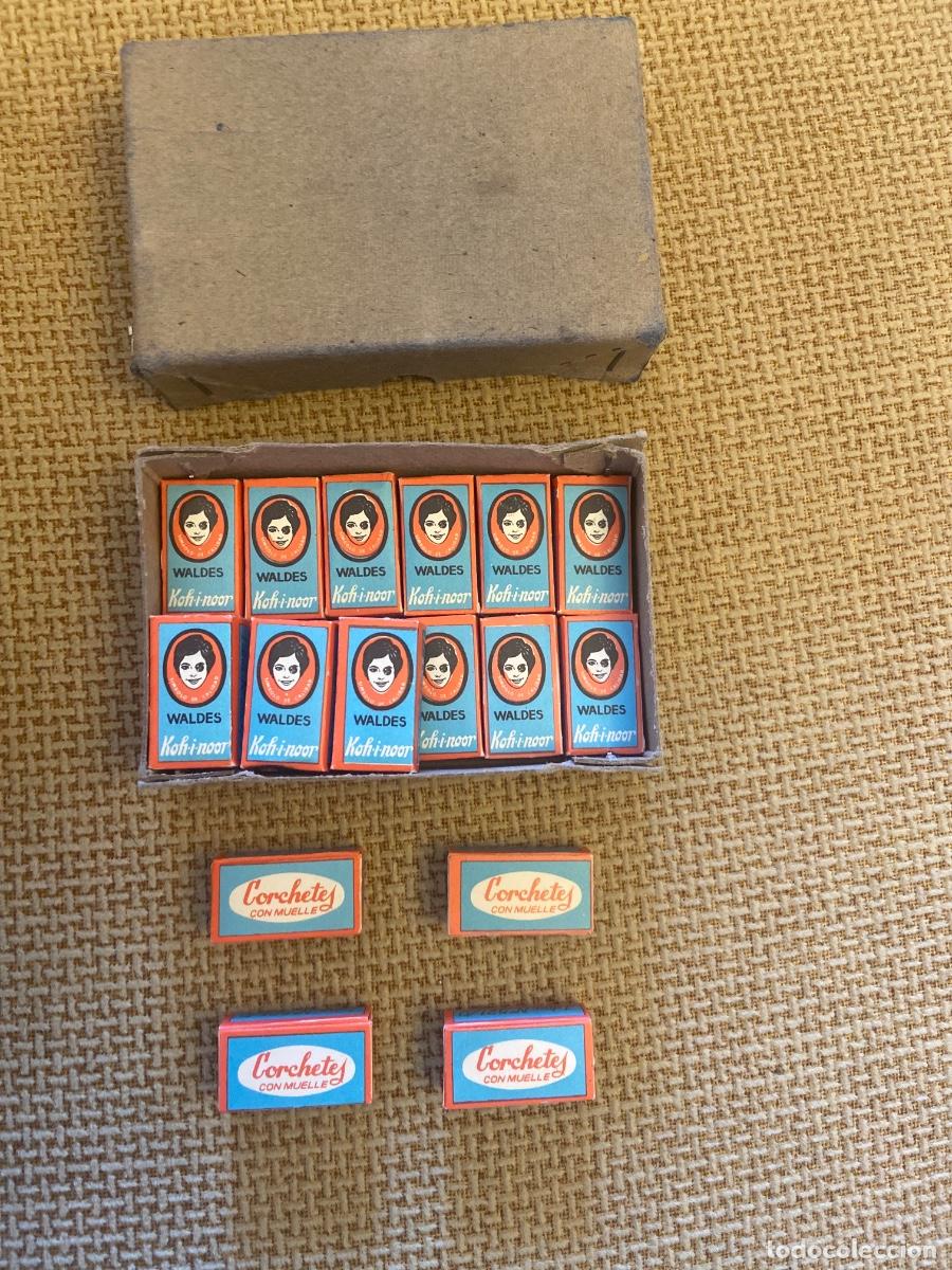 Cajas y cajitas met&aacute;licas: Caja corchetes con muelle antigua - Foto 2