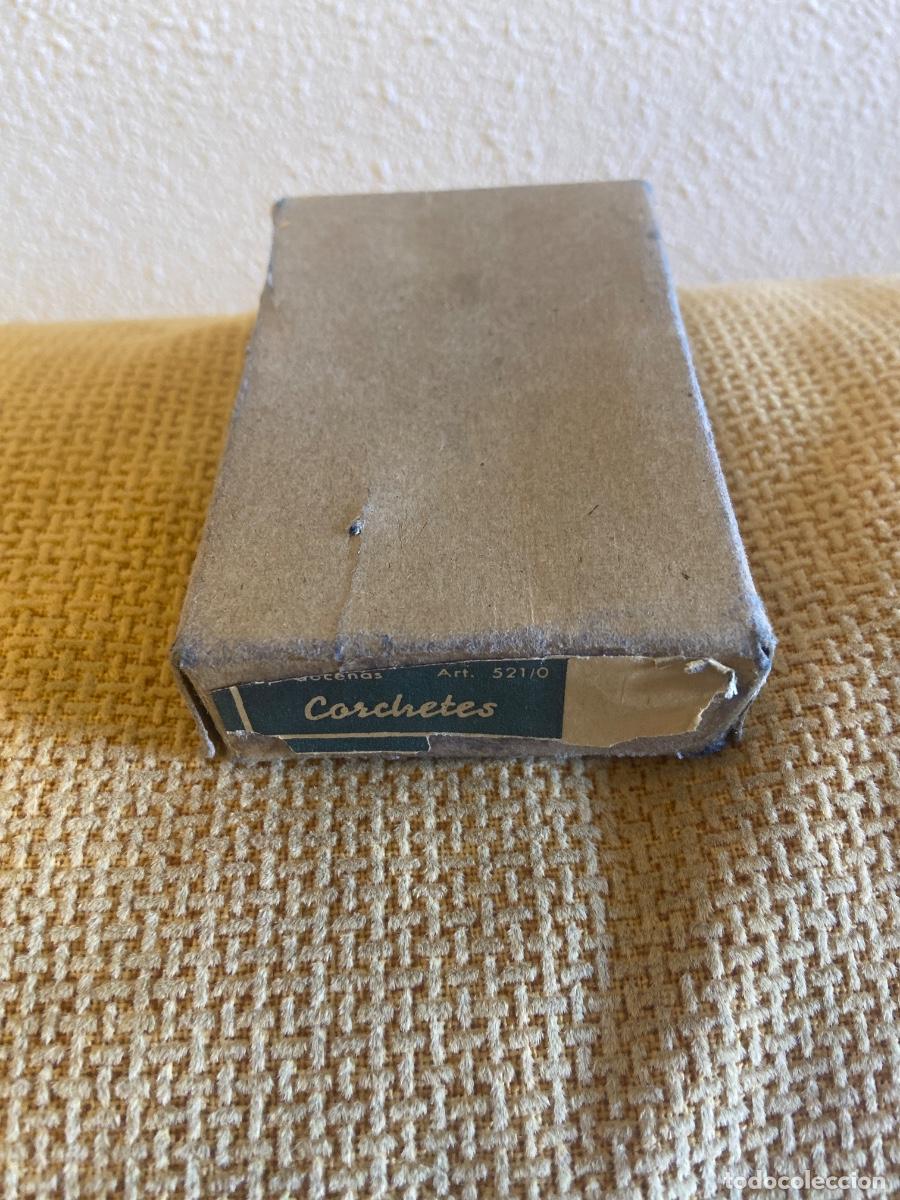 Cajas y cajitas met&aacute;licas: Caja corchetes con muelle antigua - Foto 4