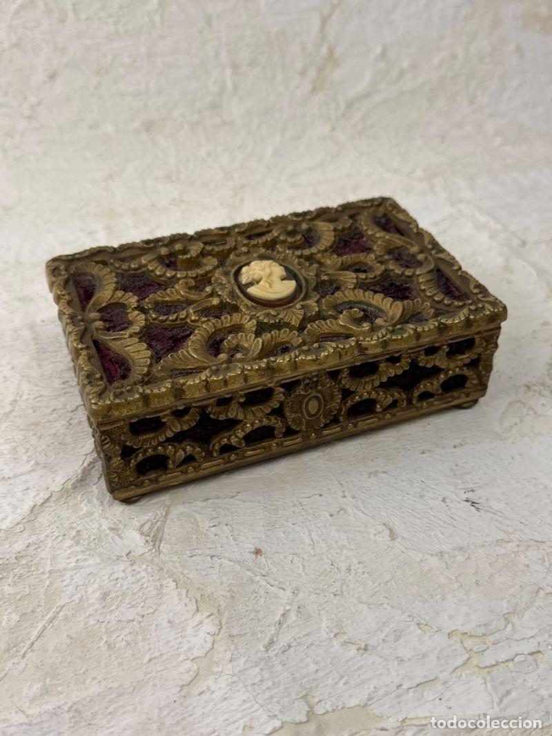 Cajas y cajitas met&aacute;licas: Caja joyero estilo victoriano con terciopelo y camafeo Barbeitos Lisboa