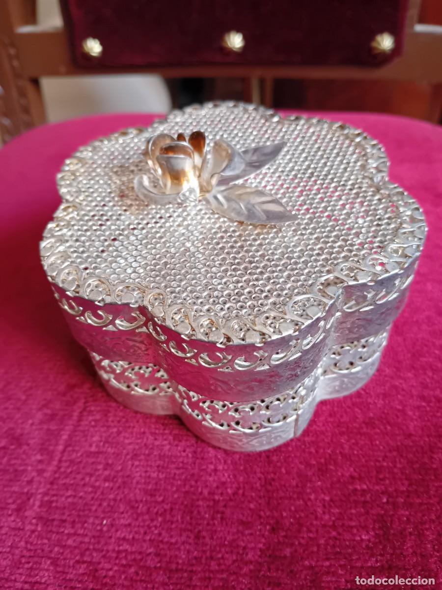 Cajas y cajitas met&aacute;licas: Caja lobulada con rosa de metal plateado