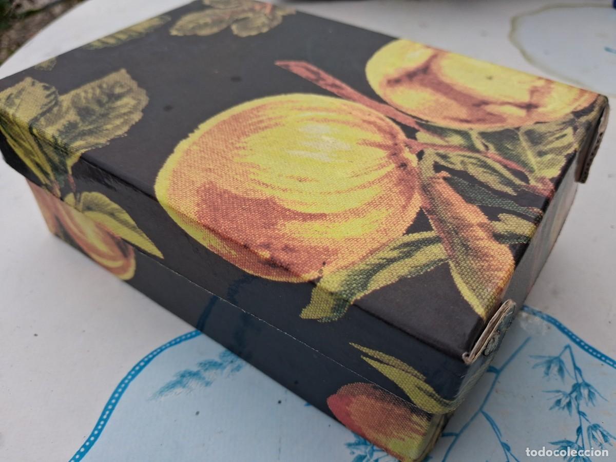 Cajas y cajitas met&aacute;licas: Antigua caja para regalo decorada con frutos del bosque - cart&oacute;n vintage 90&acute;s -