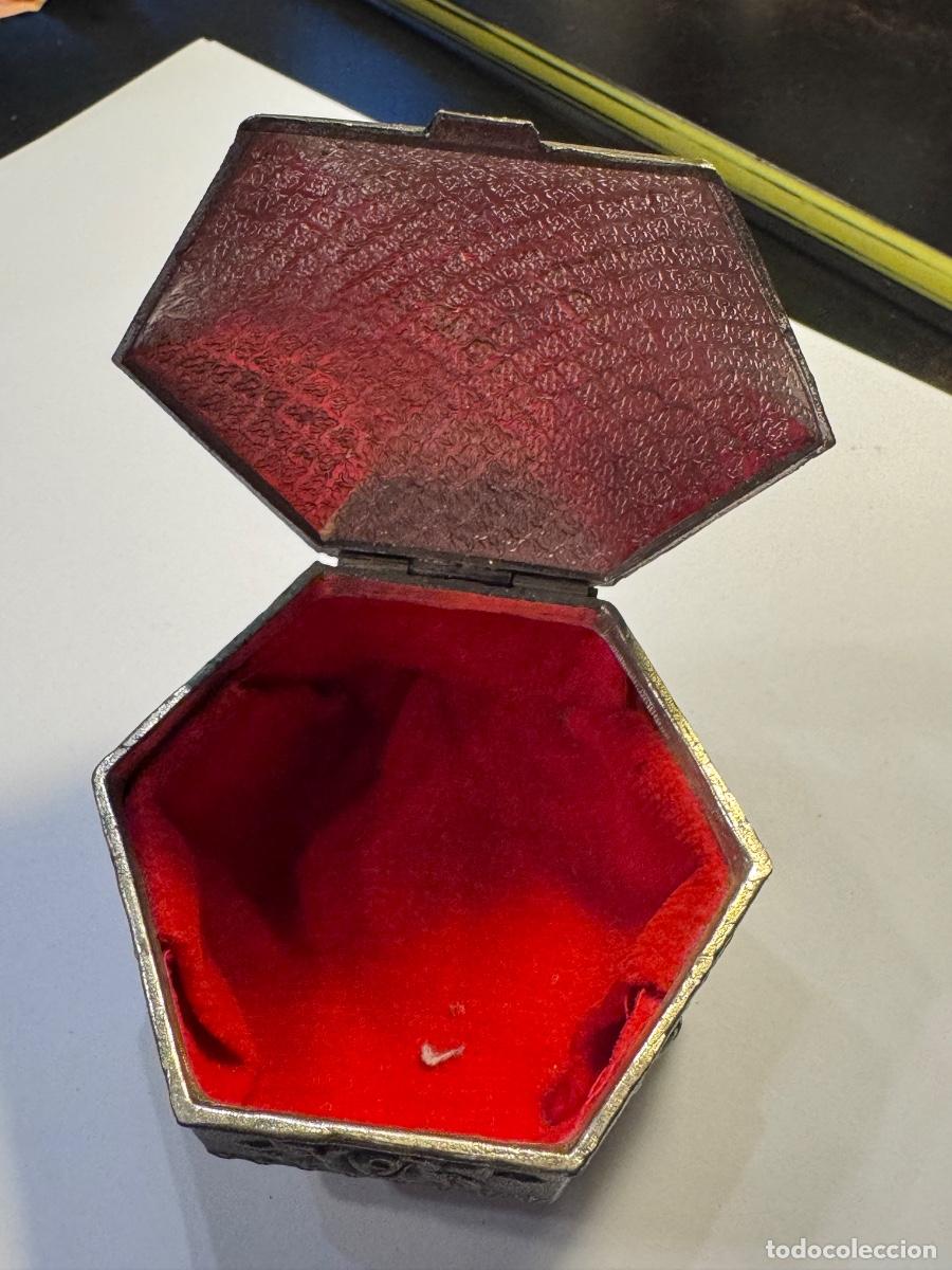 Cajas y cajitas met&aacute;licas: CAJA MET&Aacute;LICA LABRADA INTERIOR FORRADO MED.: 7X7,5X5 CMS. / COMPRA MIN&Iacute;MA 5 &euro;
