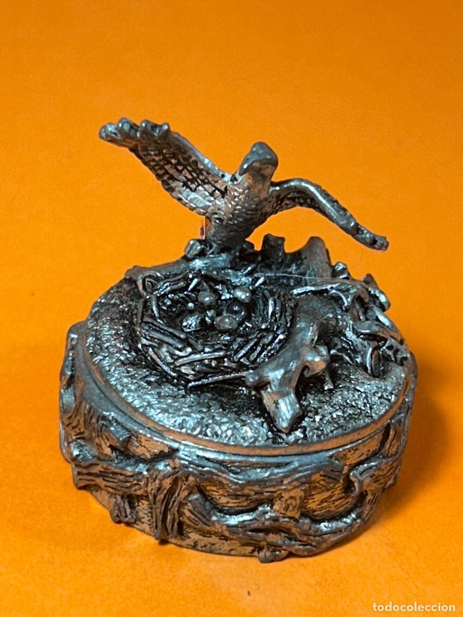 Cajas y cajitas met&aacute;licas: BUHO EN VUELO CAJITA PASTILLERO WOODSETTON PEWTER ENGLAND