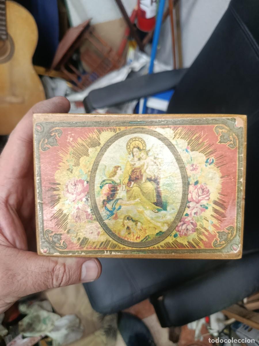 Cajas y cajitas met&aacute;licas: Peque&ntilde;o joyero de madera con estampa de la Virgen del Carmen. A&ntilde;os 30-40