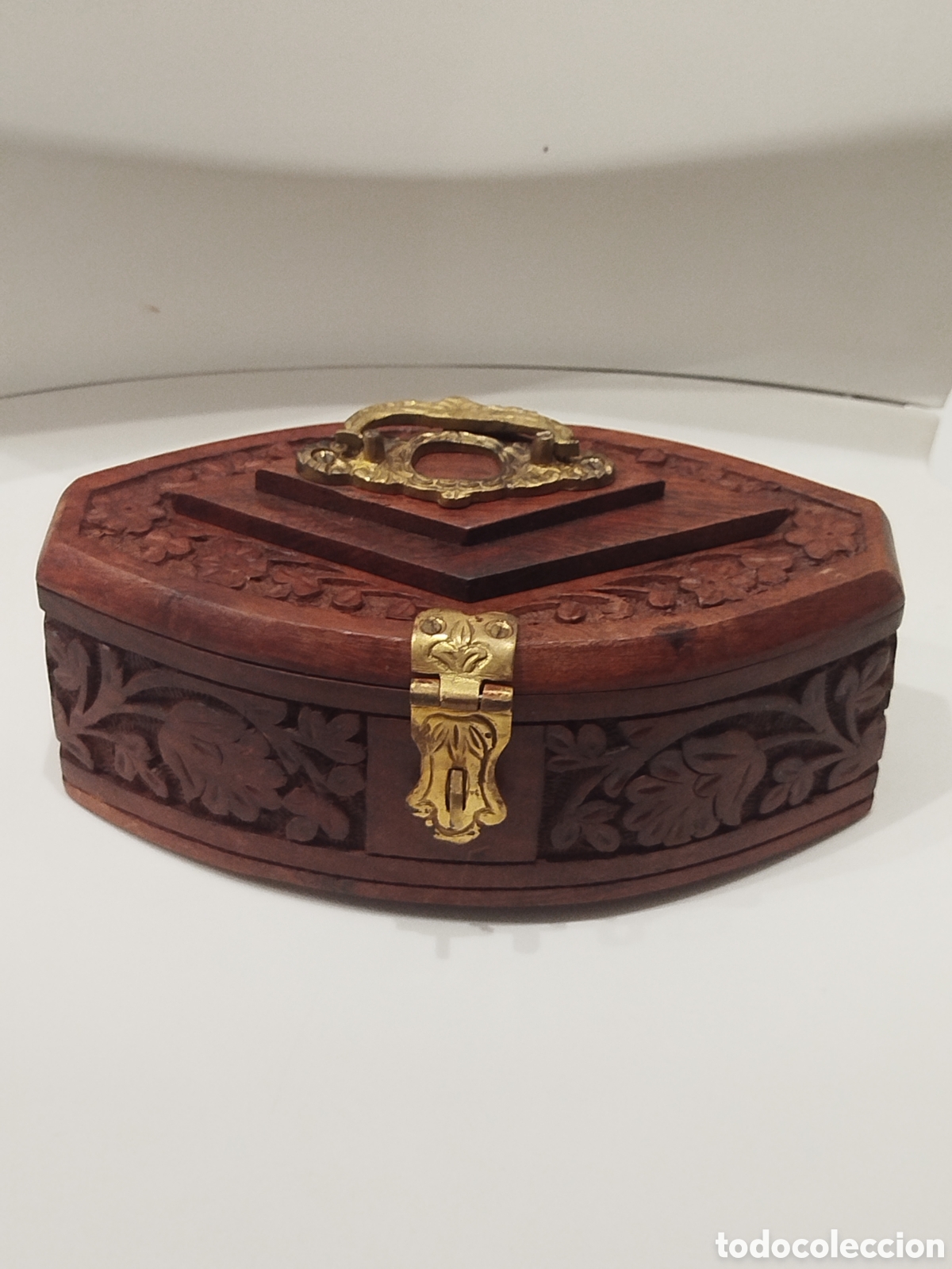 Cajas y cajitas met&aacute;licas: Caja joyero tallada en madera noble con herrajes de bronce ,