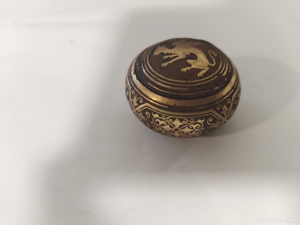 Cajas y cajitas met&aacute;licas: Antigua Caja Miniatura / Pastillero/joyero de bolsillo de metal con T&eacute;cnica de Damasquinado