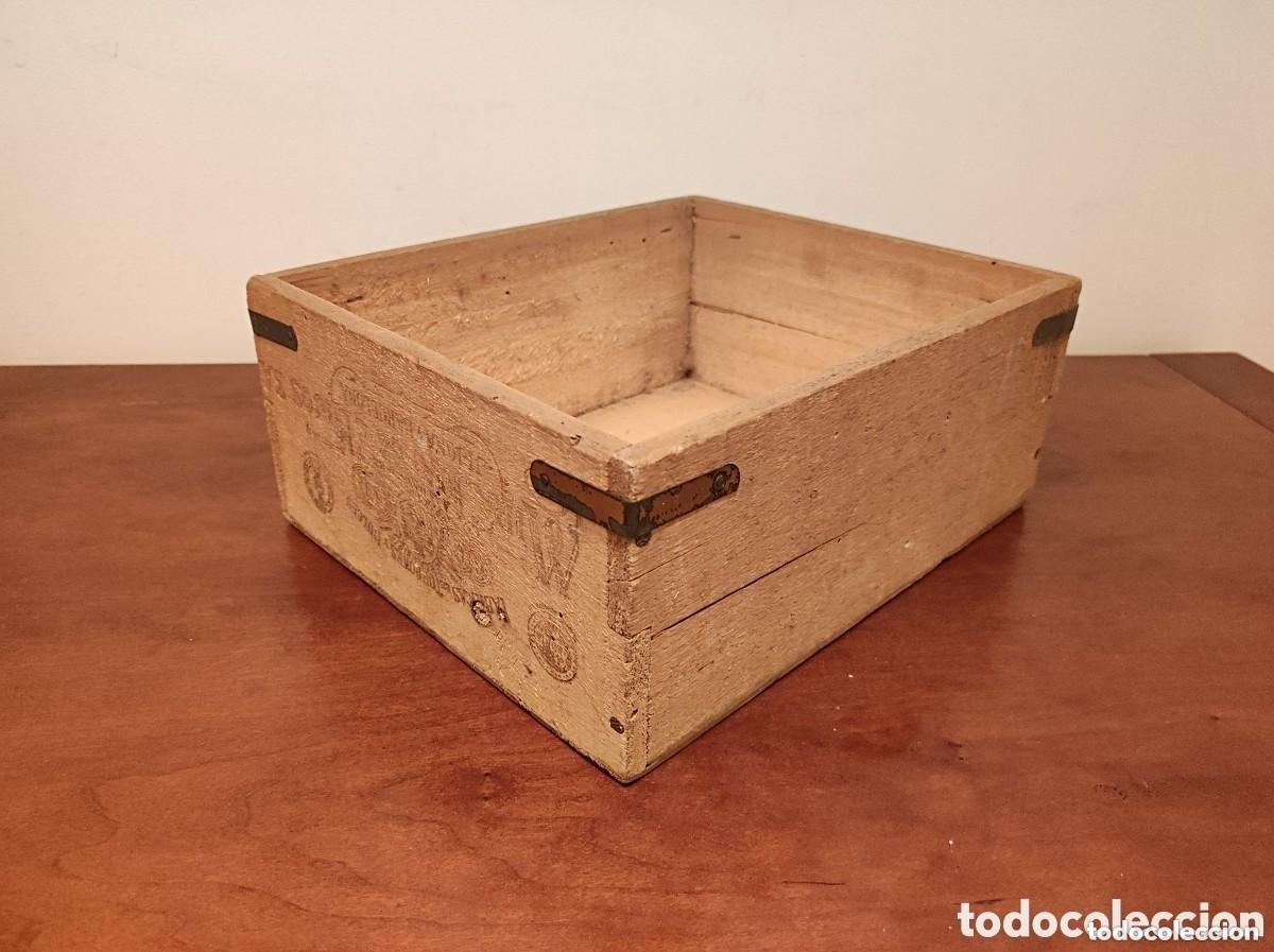 Caixas e caixinhas met&aacute;licas: Caja madera Mira Iba&ntilde;ez e hijos fabrica de turrones y dulces Barcelona Jijona