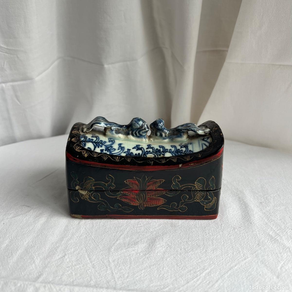 Cajas y cajitas met&aacute;licas: Antigua caja joyero de laca negra pol&iacute;croma con relieve de porcelana azul y blanco (Leones Fu)