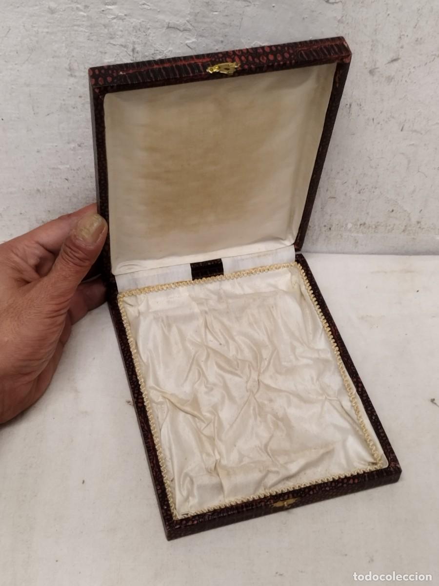 Cajas y cajitas met&aacute;licas: Antigua gran caja de joyeria. Para collar, conjunto.