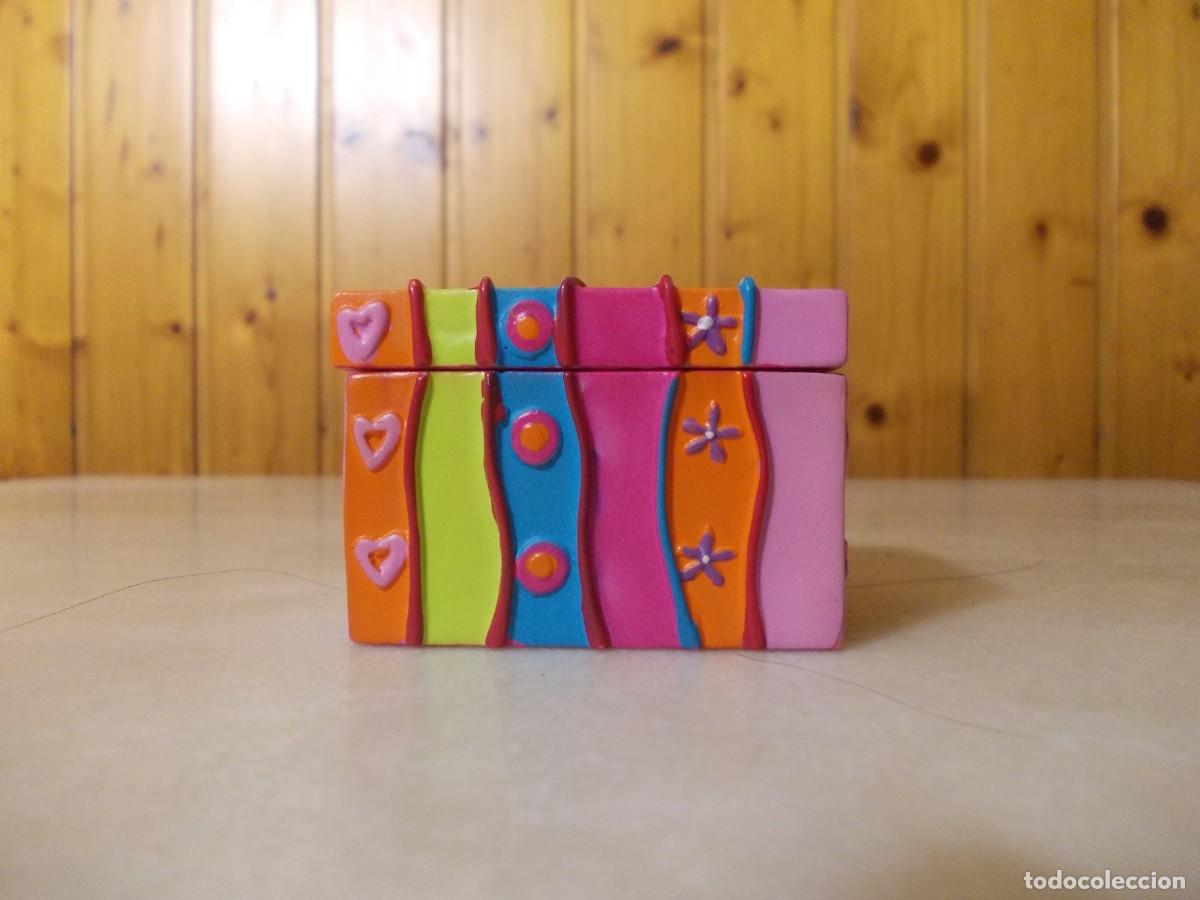 Casse e cassette metalliche: Caja almacenamiento resina peque&ntilde;a joyero infantil corazones flores relieve tapa decorativa rosa