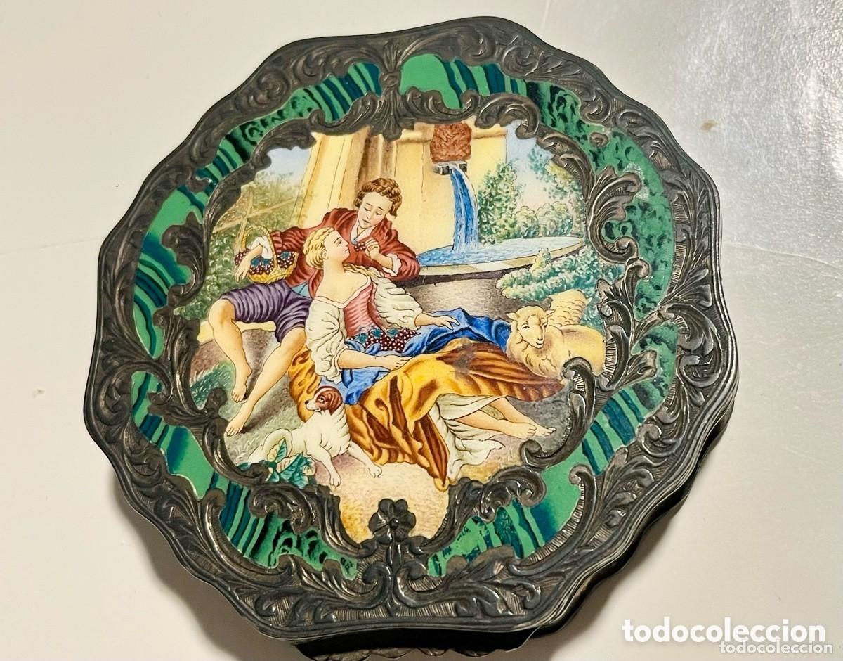 Blechdosen und Kisten: Hermosa cajita vintage para polvo en plata con escena de esmalte