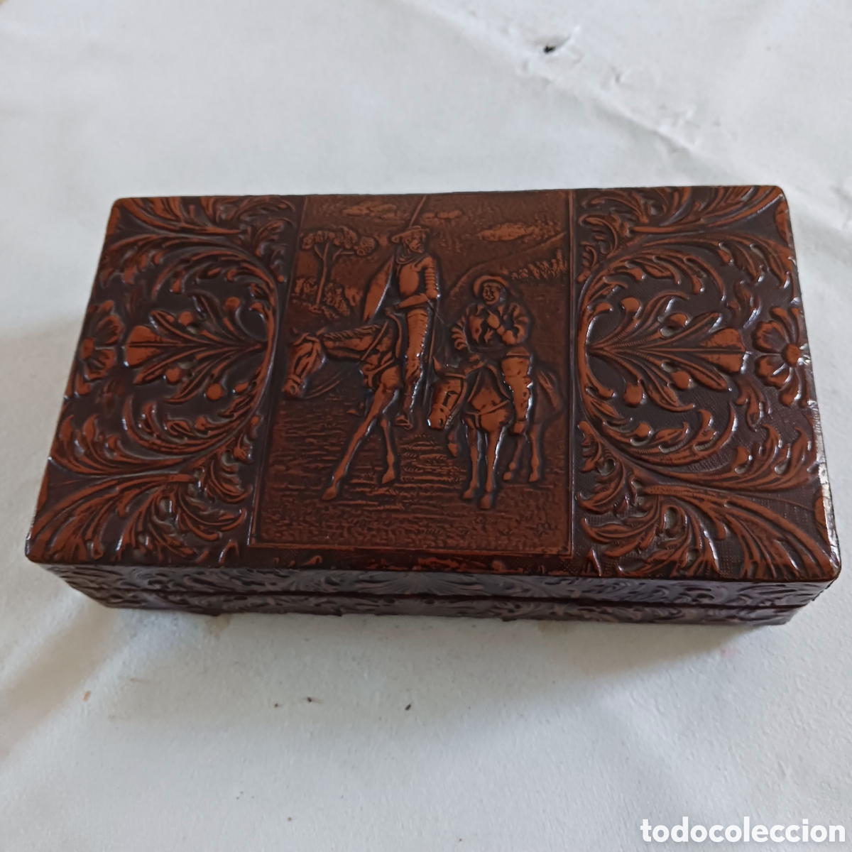 Casse e cassette metalliche: Caja de piel repujada motivo El Quijote