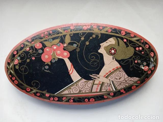 Cajas y cajitas met&aacute;licas: Caja Antigua (1920) de Bombones en cart&oacute;n. Ovalada 27 x 14 cm. Art Nouveau.
