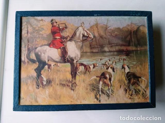 Cajas y cajitas met&aacute;licas: Caja rectangular de cart&oacute;n de Bombones. Antigua (mitad s. XX). 17 x 12 cm. Escena de caza a caballo.