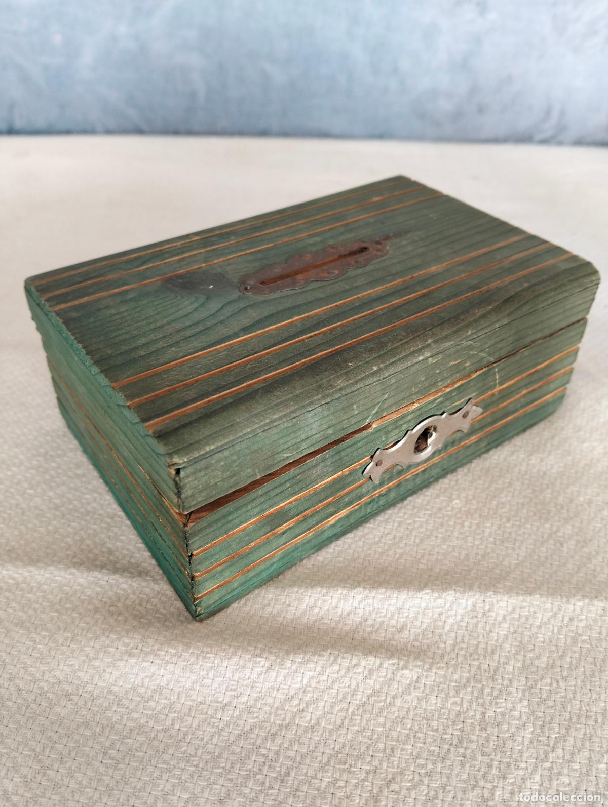 Caixas e caixinhas met&aacute;licas: Caja de ahorros hucha de madera antigua pintada verde con l&iacute;neas rallas y cerradura a&ntilde;os 50-60