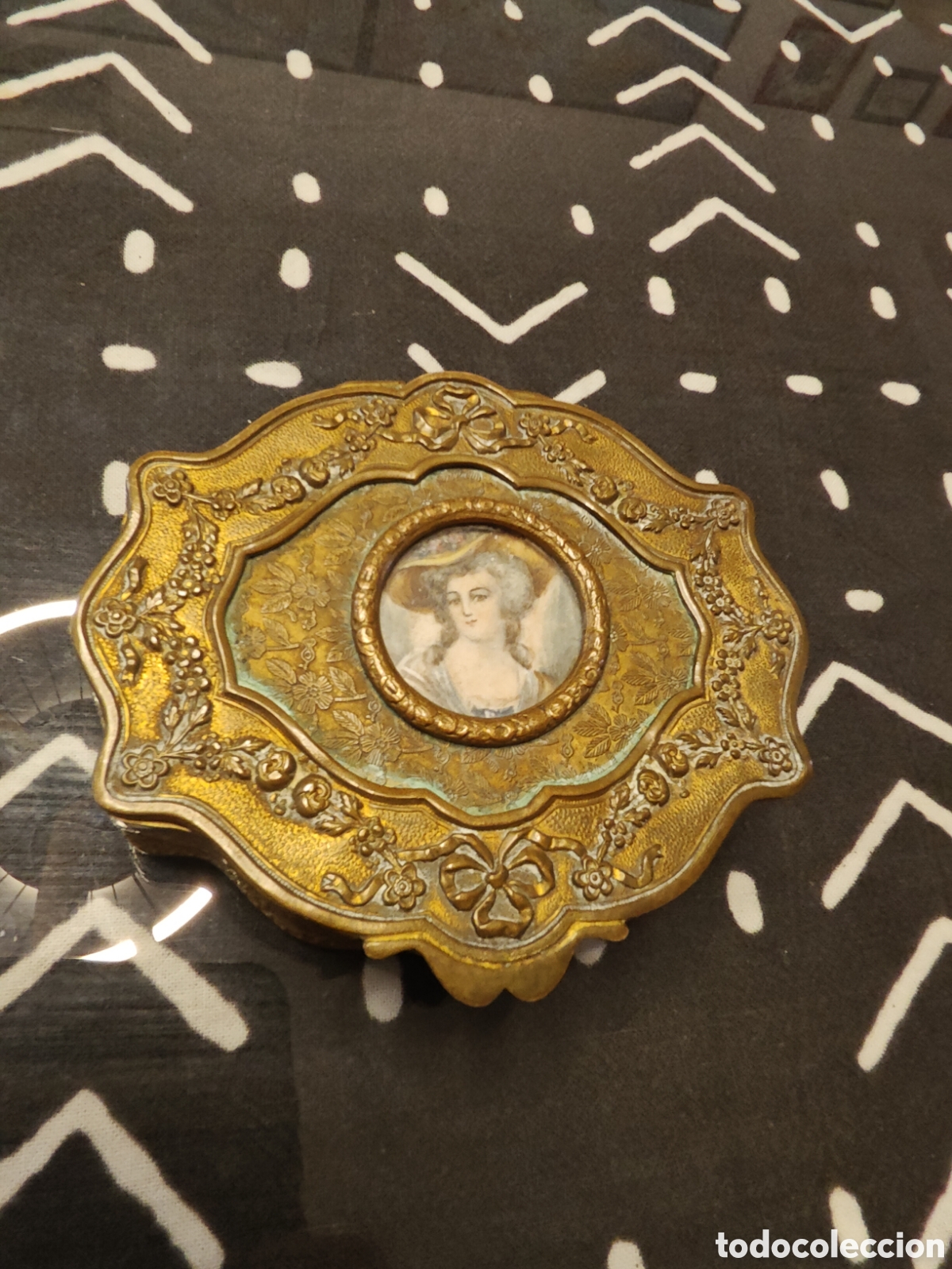 Cajas y cajitas met&aacute;licas: Antigua caja joyero de metal dorado estilo rococ&oacute; con retrato femenino &ndash; Finales siglo xix
