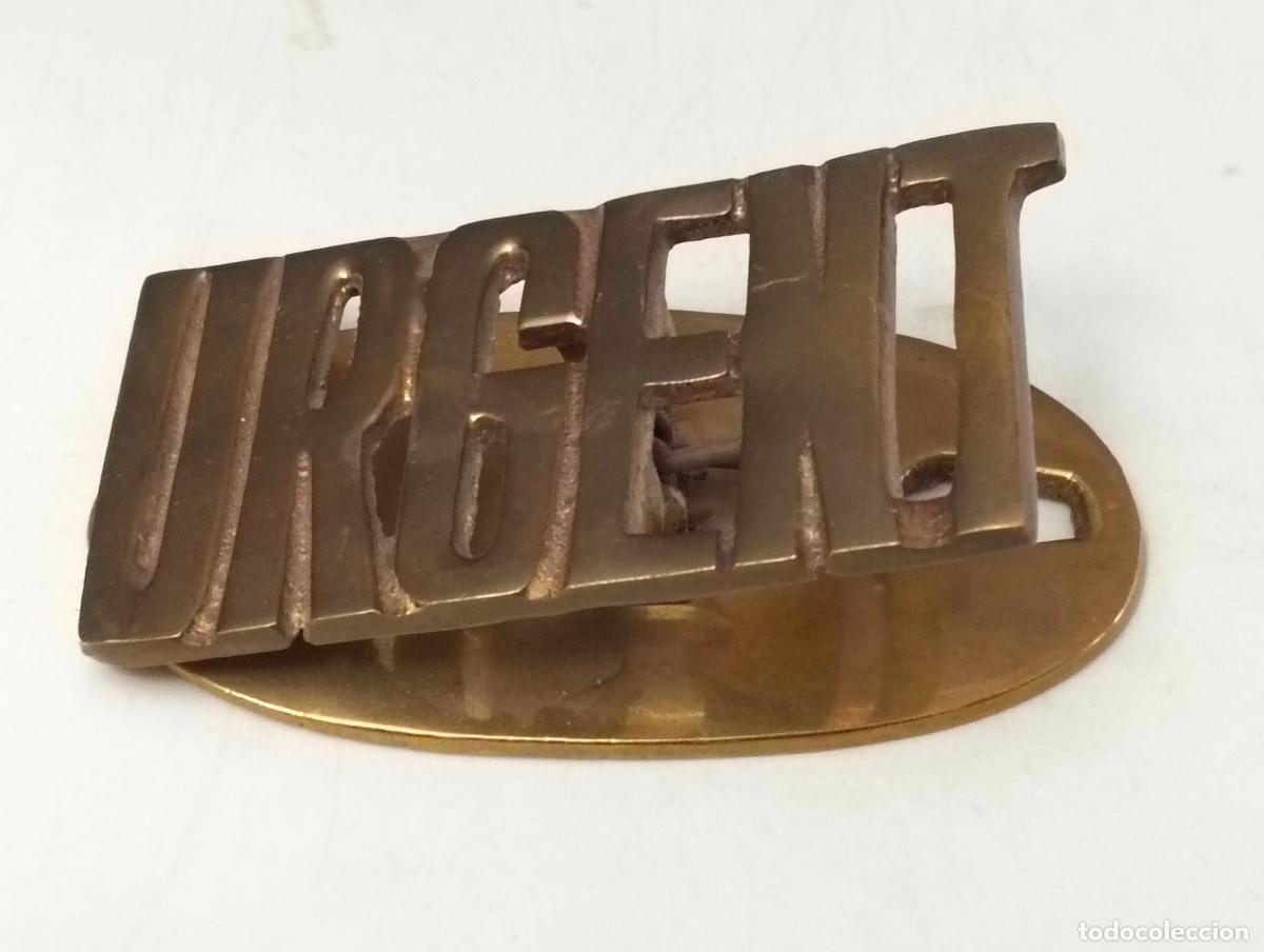 Cajas y cajitas met&aacute;licas: PINZA SUJETAPAPELES DE SOBREMESA LATON, URGENT, MEDIDAS 9 X 5 CM
