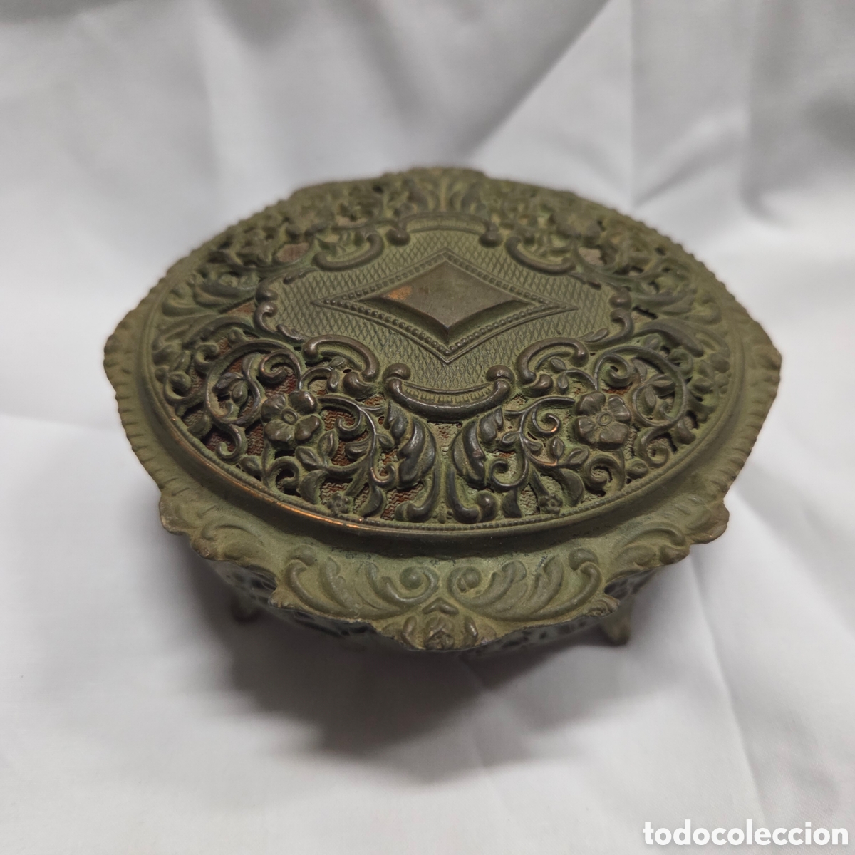 Caixas e caixinhas met&aacute;licas: Joyero vintage de metal ornamentado y terciopelo rojo - 10x9 -
