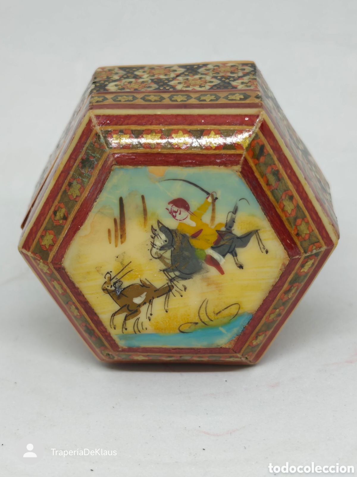 Casse e cassette metalliche: Caja hexagonal persa de taracea (Khatam Kari) con escena de caza - CAR122