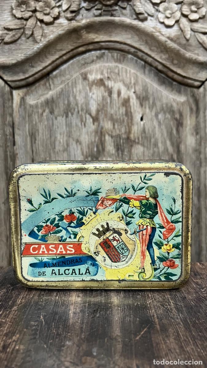 Bo&icirc;tes et petites bo&icirc;tes m&eacute;talliques: Caja hojalata casas almendras de Alcal&aacute; escudo republicano 6x14,5x11cms