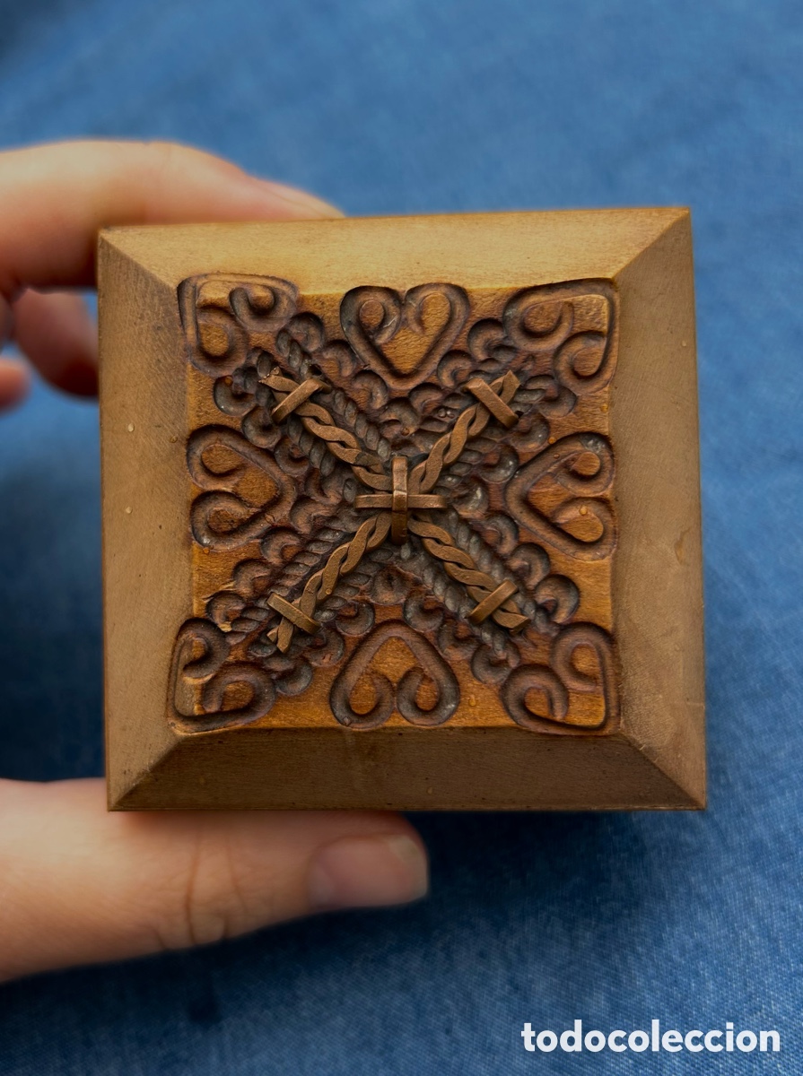 Cajas y cajitas met&aacute;licas: Peque&ntilde;a caja vintage de madera con decoraci&oacute;n met&aacute;lica &ndash; Posible origen polaco, a&ntilde;os 60&ndash;70