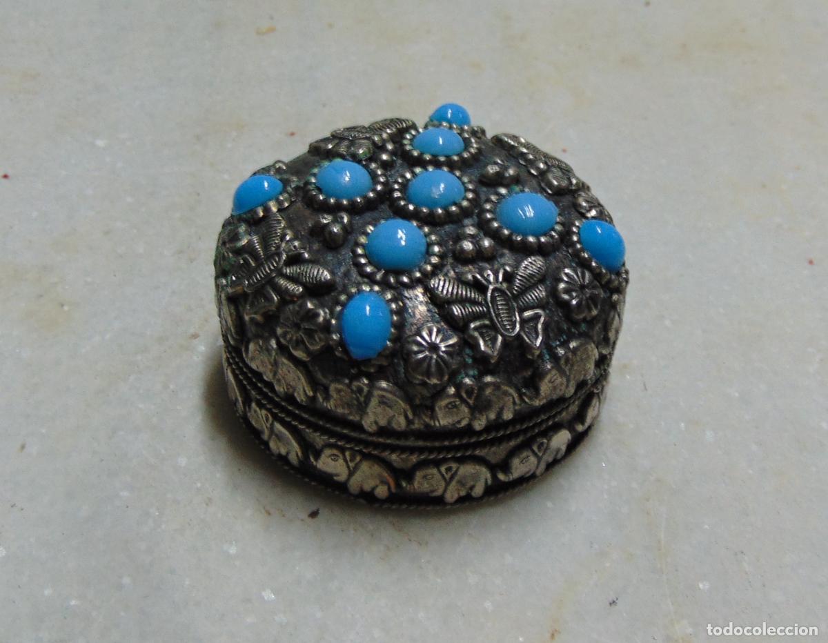 Cajas y cajitas met&aacute;licas: CAJA O JOYERO DE ESTILO ARTESANAL, CON RELIEVES Y PIEDRAS AZULES, DIAMETRO DE 5,5CM, BUEN ESTADO