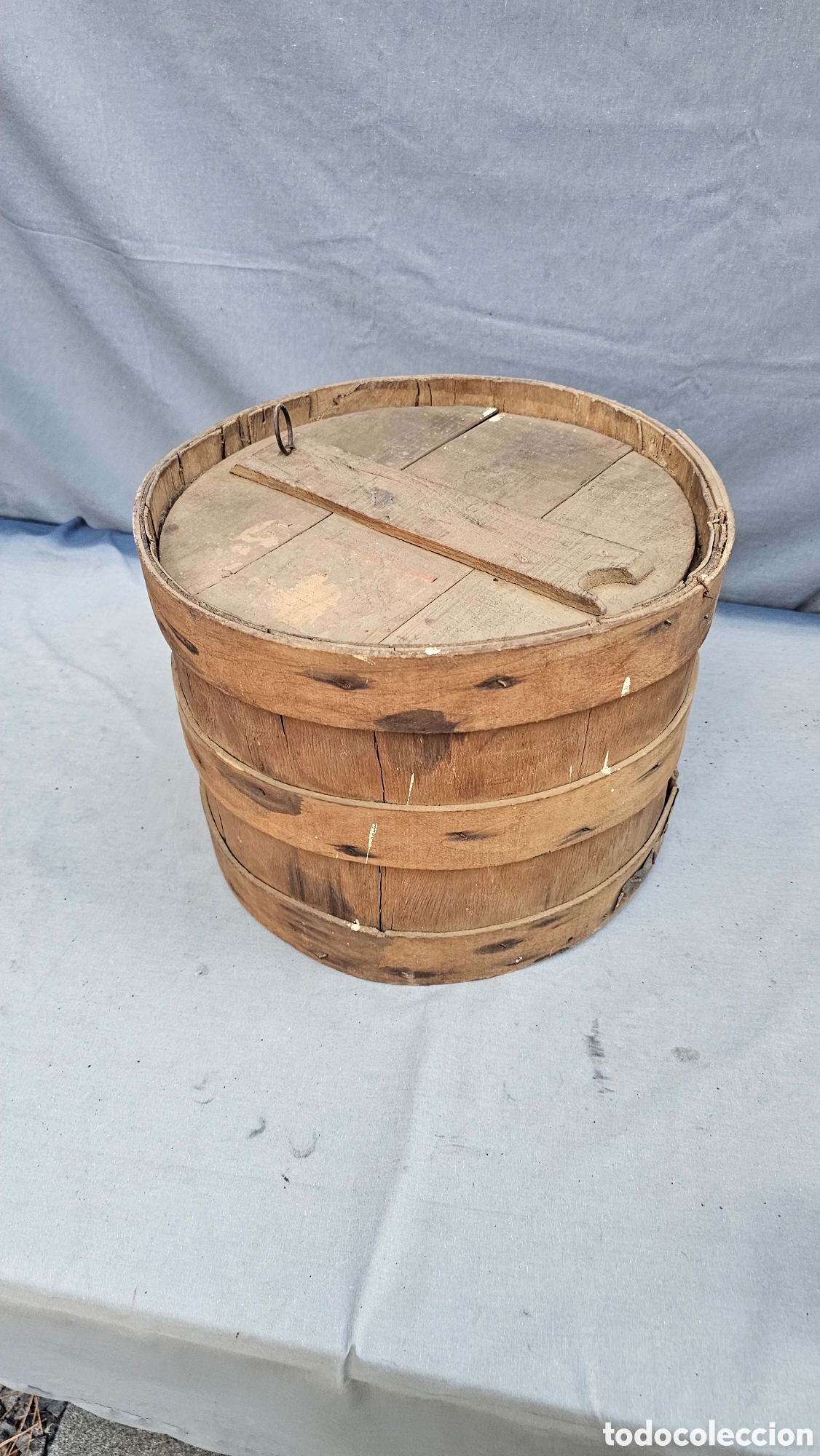 Cajas y cajitas met&aacute;licas: Antigua caja cil&iacute;ndrica de madera
