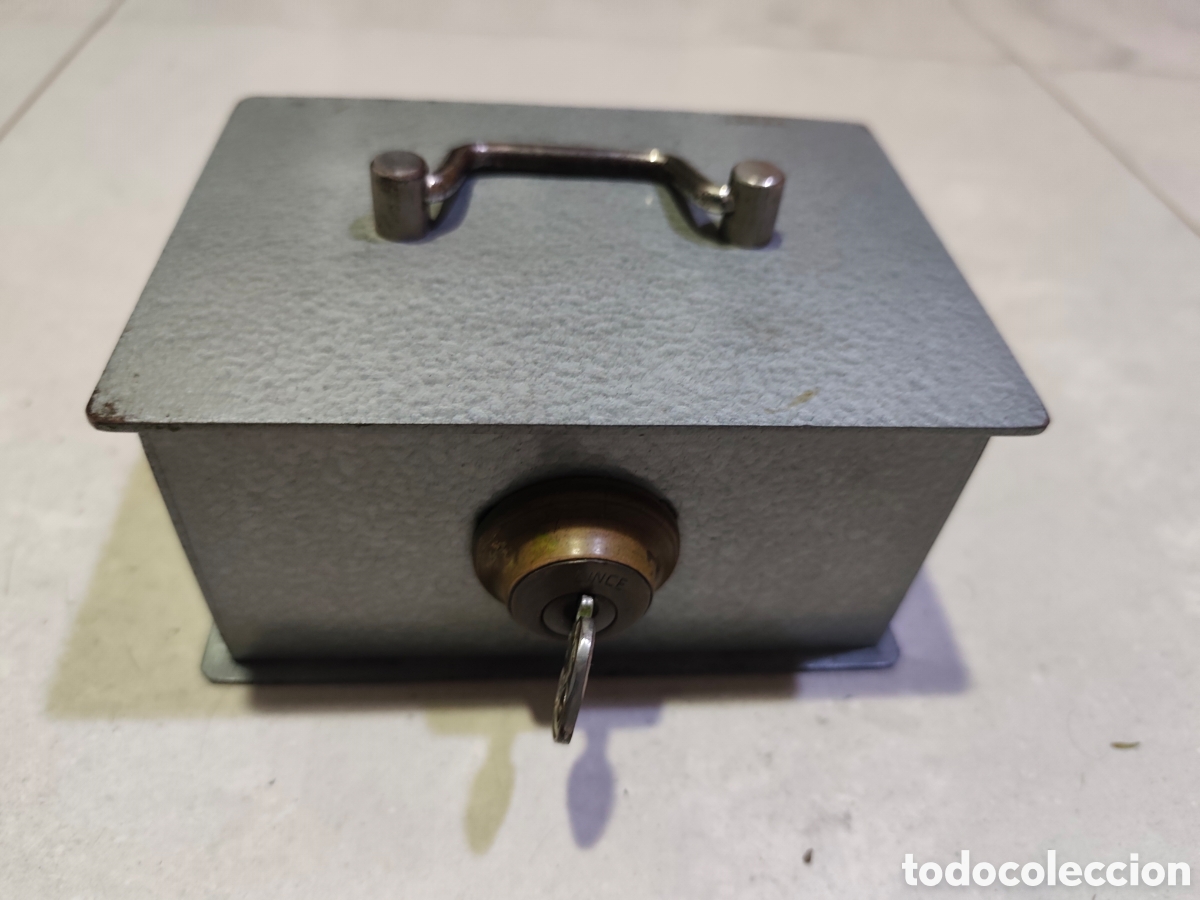 Cajas y cajitas met&aacute;licas: Antigua caja de caudales LINCE con llave original