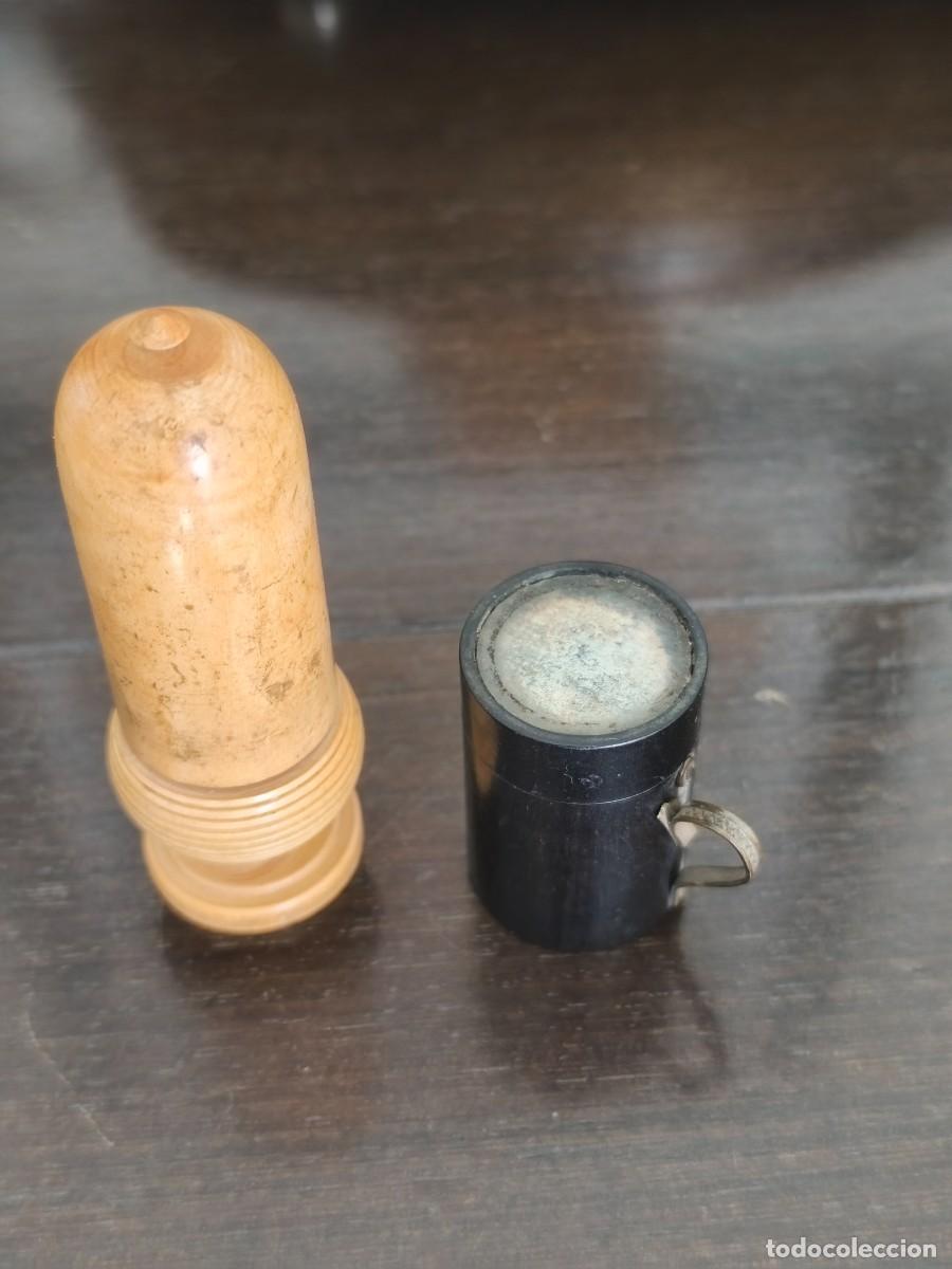 Cajas y cajitas met&aacute;licas: Soporte vintage para barras de mentol y cajita en baquelita. Farmacia.