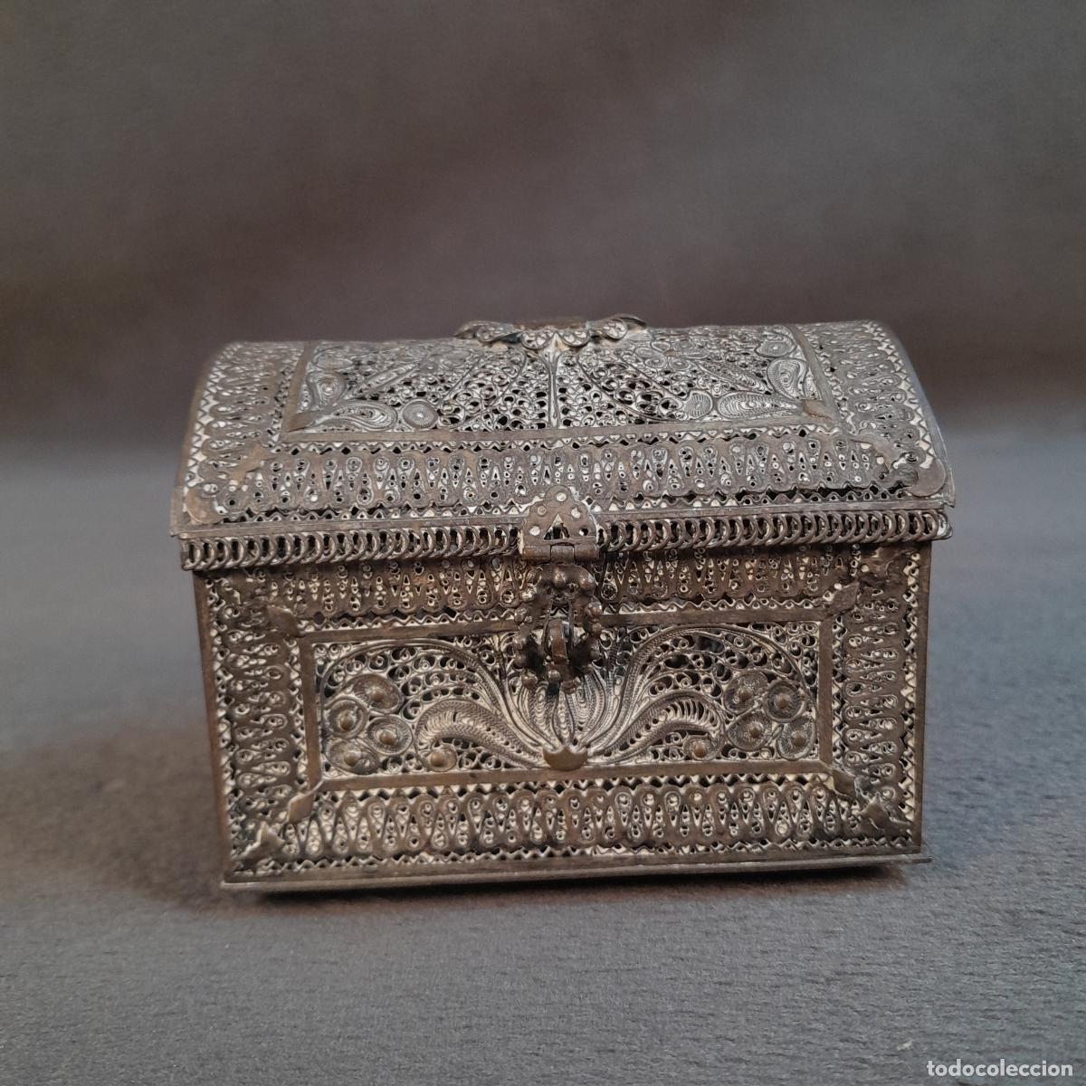 Cajas y cajitas met&aacute;licas: COFRE EN PLATA DE FILIGRANA. FINALES DEL S. XIX - PRIMERA MITAD DEL S. XX