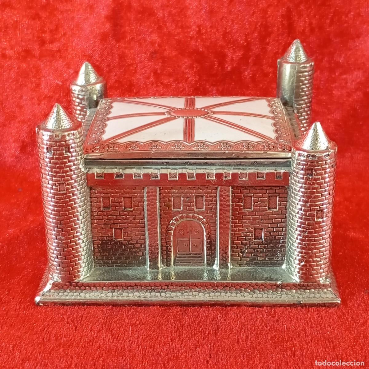 Cajas y cajitas met&aacute;licas: ANTIGUA CAJITA CHAPADA EN METAL - FORMA DE CASTILLO MEDIEVAL - VINTAGE - 6,3 X 9,2 CM