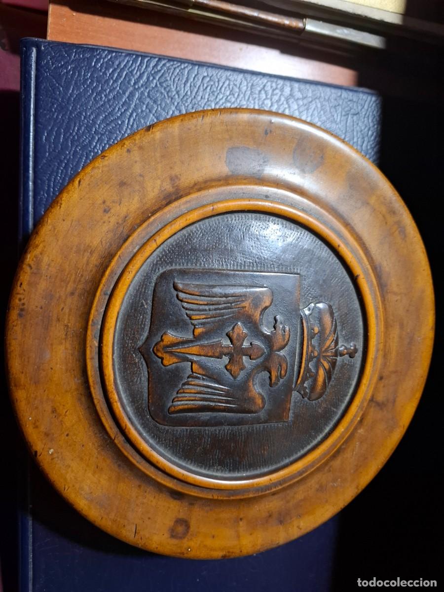 Cajas y cajitas met&aacute;licas: Caja de madera relieve. Aguila bicefala y Cruz Andres