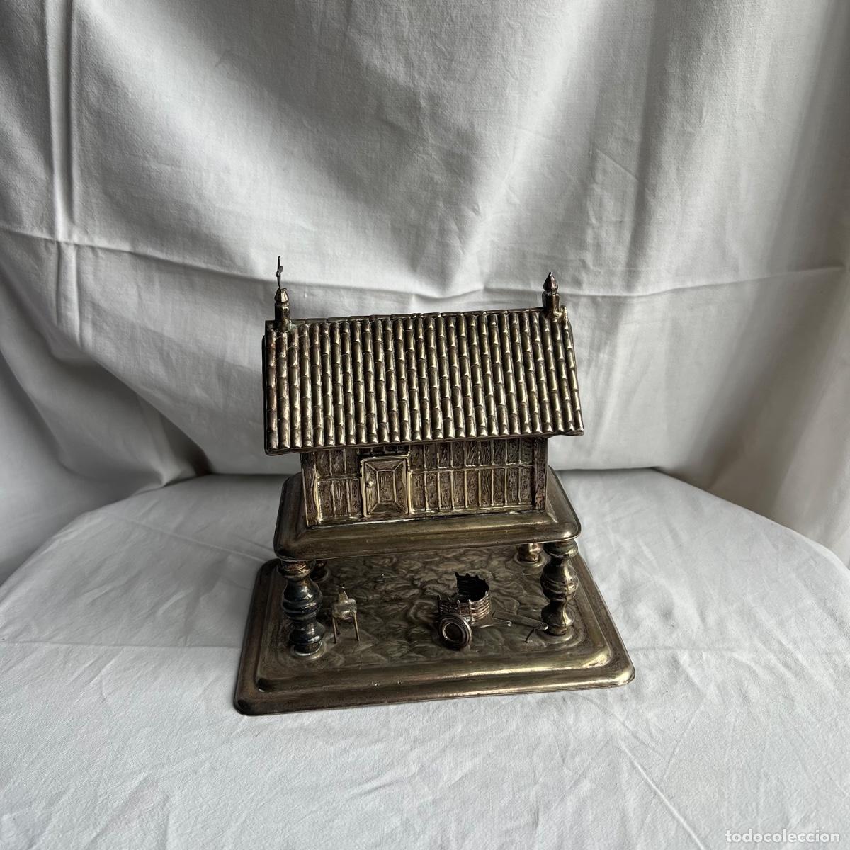 Cajas y cajitas met&aacute;licas: Antiguo Joyero / Cigarrera en Forma de H&oacute;rreo Tradicional - Metal Plateado - Mid-Century