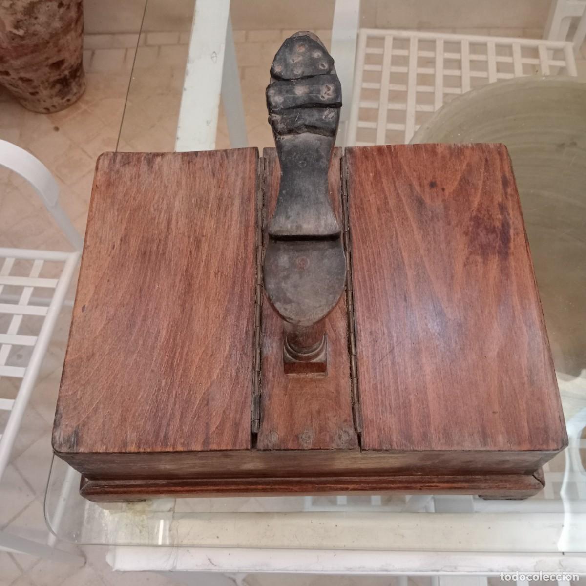 Cajas y cajitas met&aacute;licas: Antigua caja limpiabotas de madera