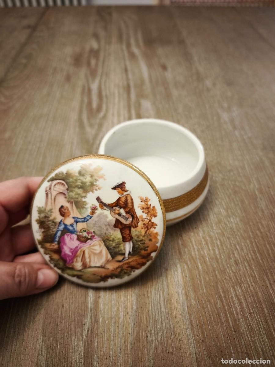 Cajas y cajitas met&aacute;licas: Caja o Joyero Circular de Porcelana con Escena Galante Fragonard