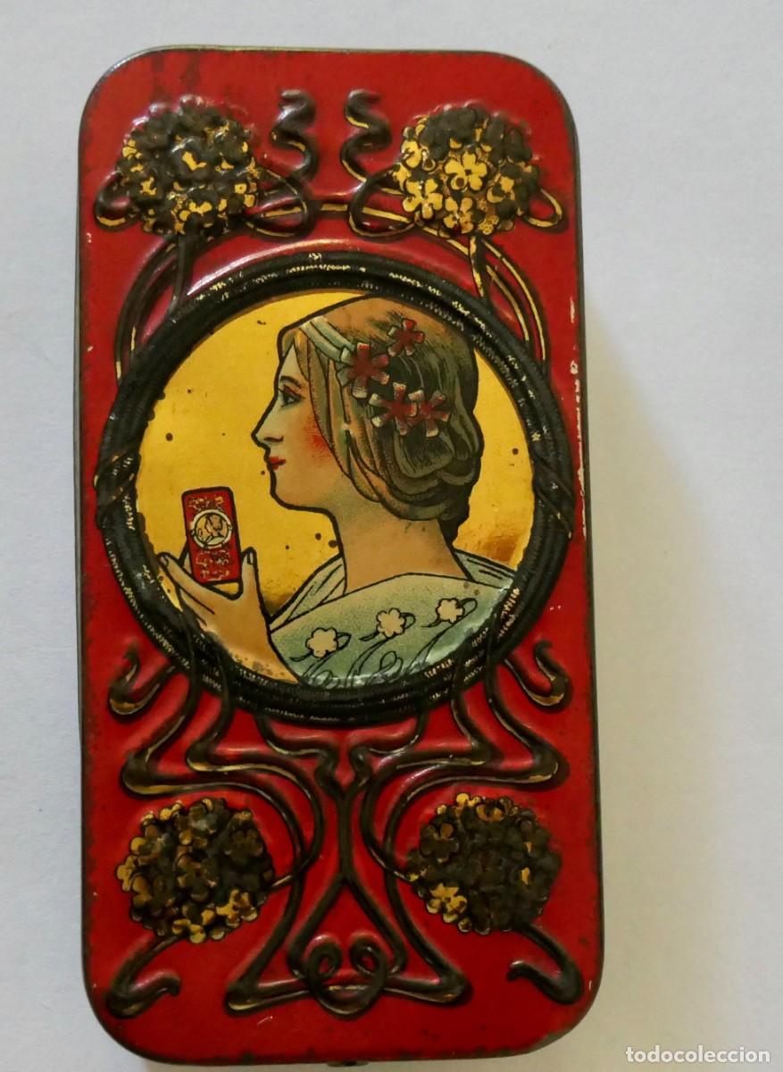 Cajas y cajitas met&aacute;licas: Lata antigua modernista, La Reina de los Obsequios, caja hojalata antigua, lata bombones vintage.