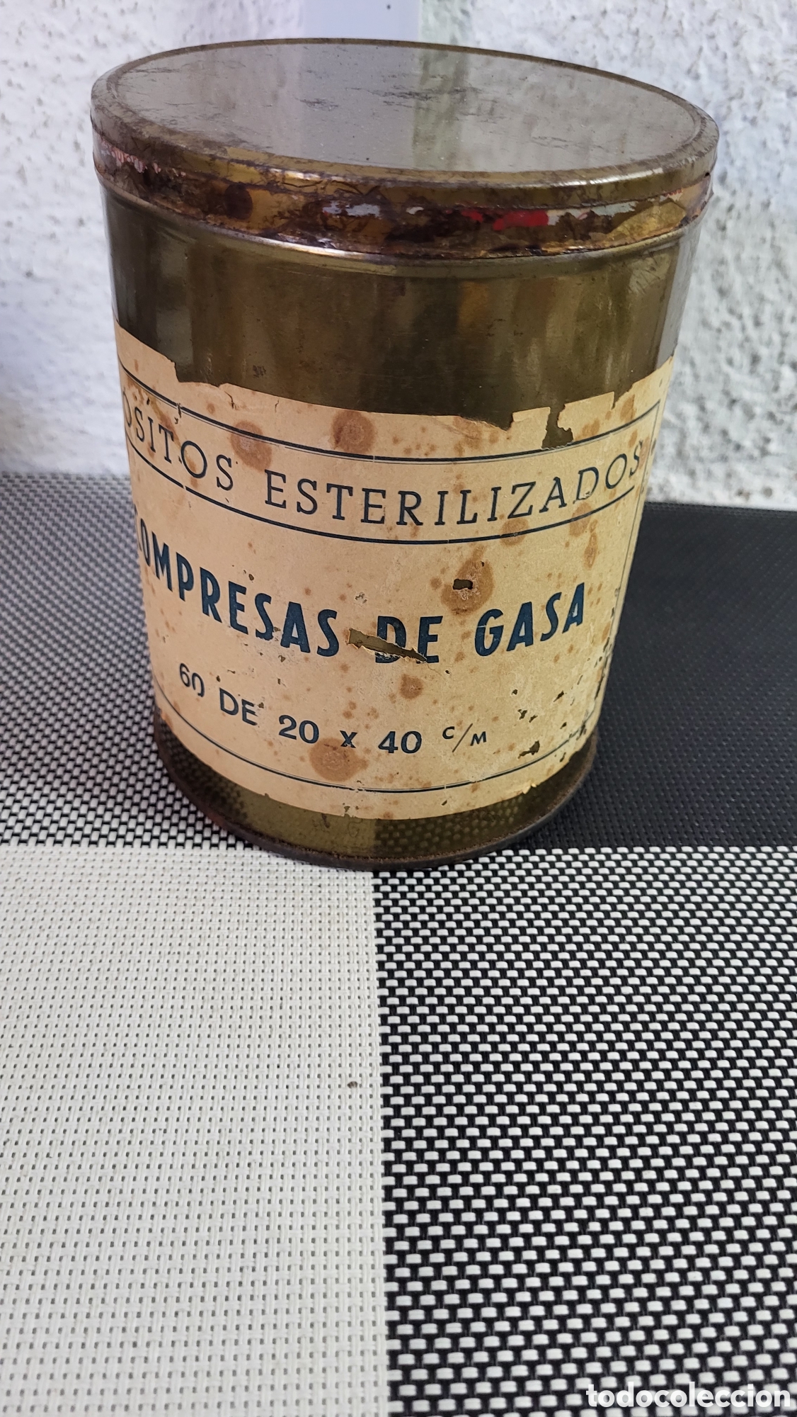 Cajas y cajitas met&aacute;licas: Antigua lata met&aacute;lica de Farmacia compresas de gazas esterilizadas