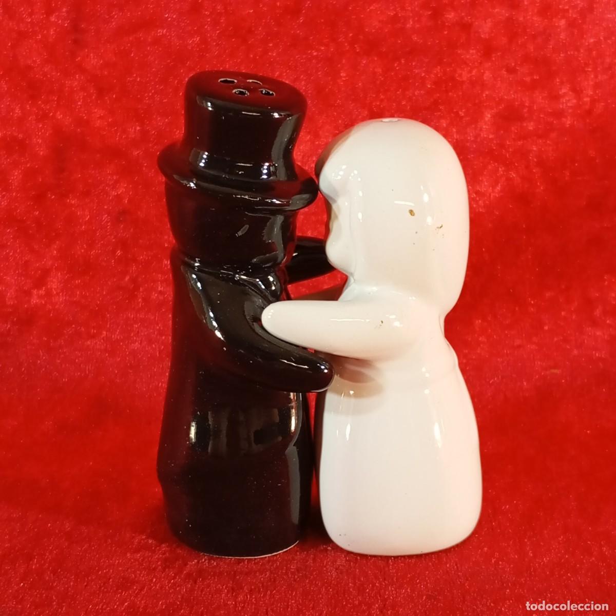Cajas y cajitas met&aacute;licas: JUEGO DE SALERO Y PIMENTERO VINTAGE - HECHO EN CERAMICA - PAREJA DE NOVIOS - 9 CM DE ALTO