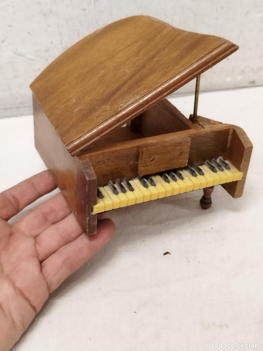 Cajas y cajitas met&aacute;licas: Antigua caja de musica en forma de piano de cola, a restaurar. Ver fotos para comprobar su estado.