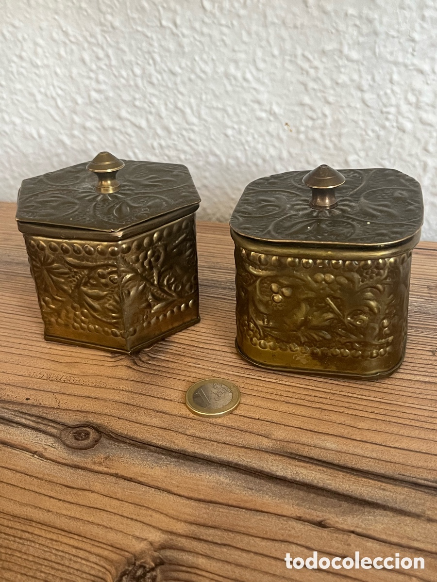 Cajas y cajitas met&aacute;licas: Pareja de cajitas vintage de lat&oacute;n repujado