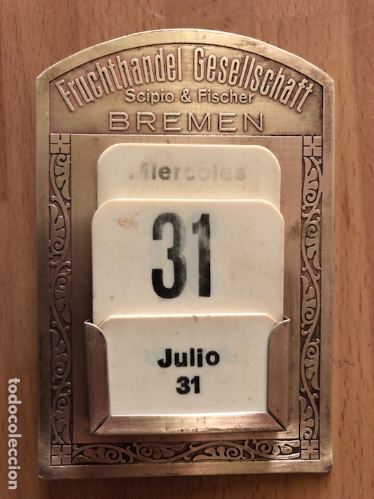 Coleccionismo Calendarios: Antiguo calendario art deco de laton y celuloide caballete de pie fruteria bremen alemania