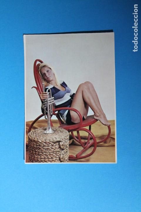 Coleccionismo Calendarios: CALENDARIO DE CHICAS. A&Ntilde;O 1973. SIN PUBLICIDAD. SERIE 73 B-3. PLAYA NUM. 8. TROMPETA. HAMACA.