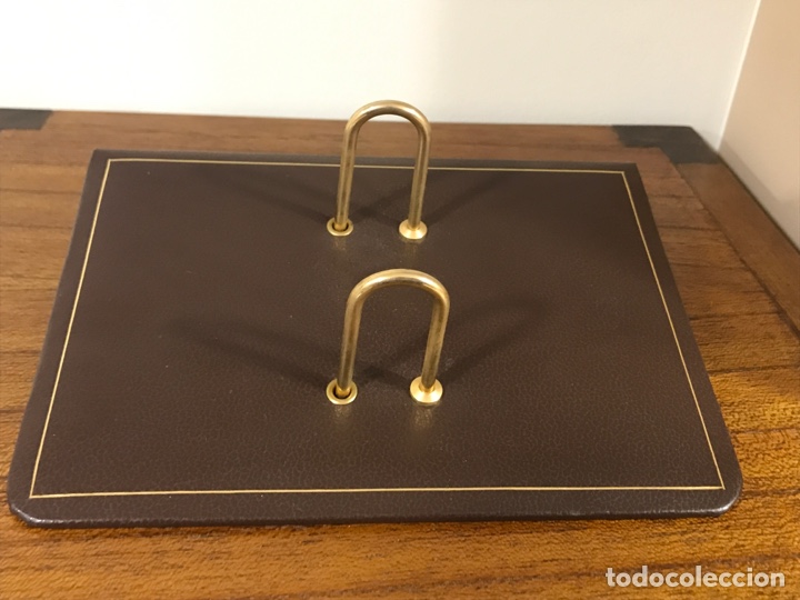 Coleccionismo calendarios: Soporte para calendario de mesa con anillas, perfecto estado, el de las fotos