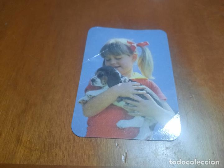Coleccionismo Calendarios: NI&Ntilde;A CON PERRO EN BRAZOS. ALMACENES BARCELONA. ALMANAQUE 1988. DOBLADO POR UNA ESQUINA.